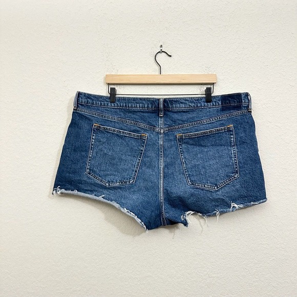 ABERCROMBIE & FITCH Cut-Off High-Rise The Mom Jean Short in Blue - Picture 4 of 8